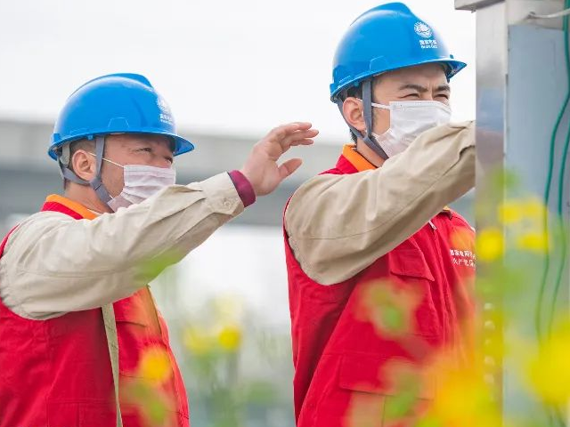 供電公司向當(dāng)?shù)剞r(nóng)戶科普用電常識